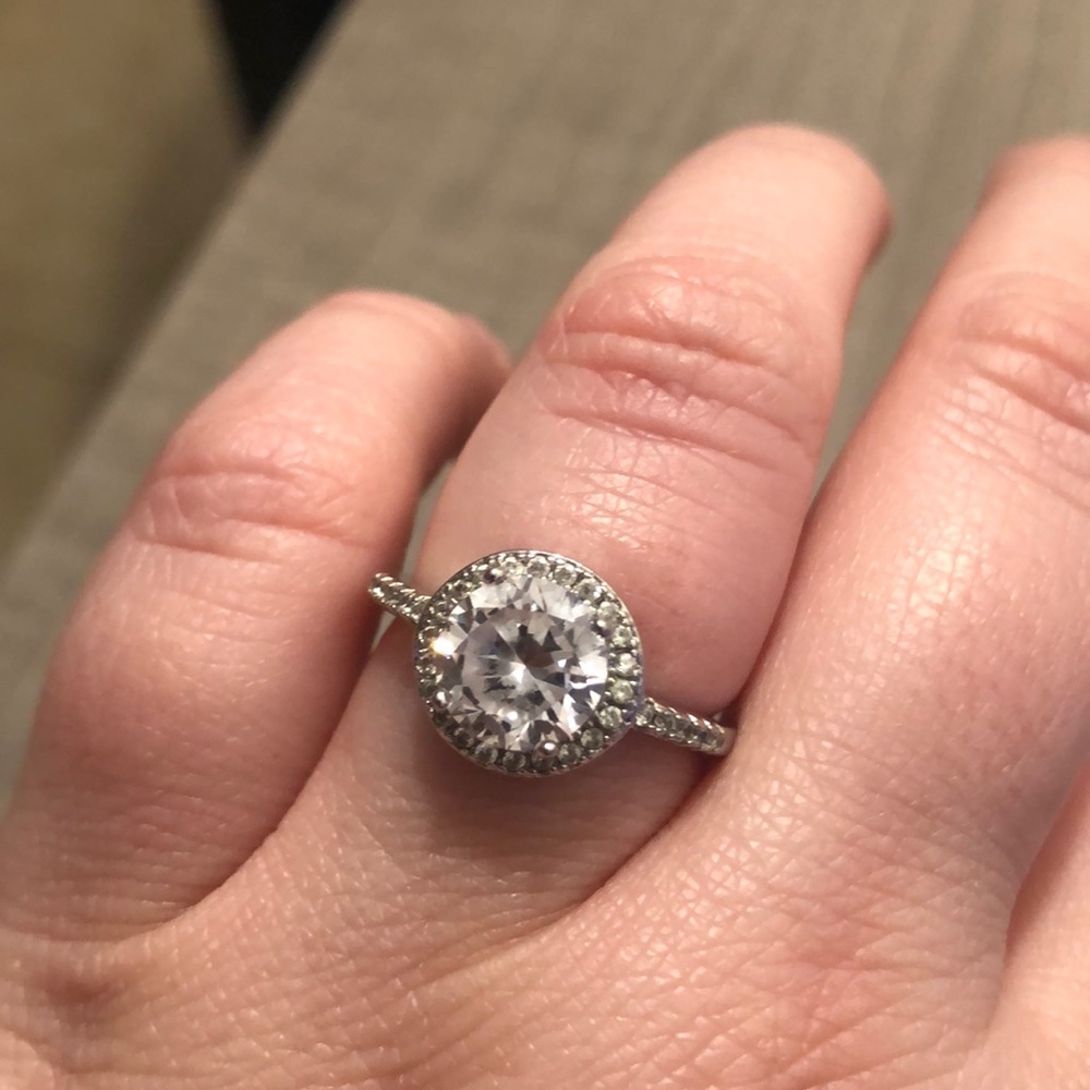 Round halo crystal ring